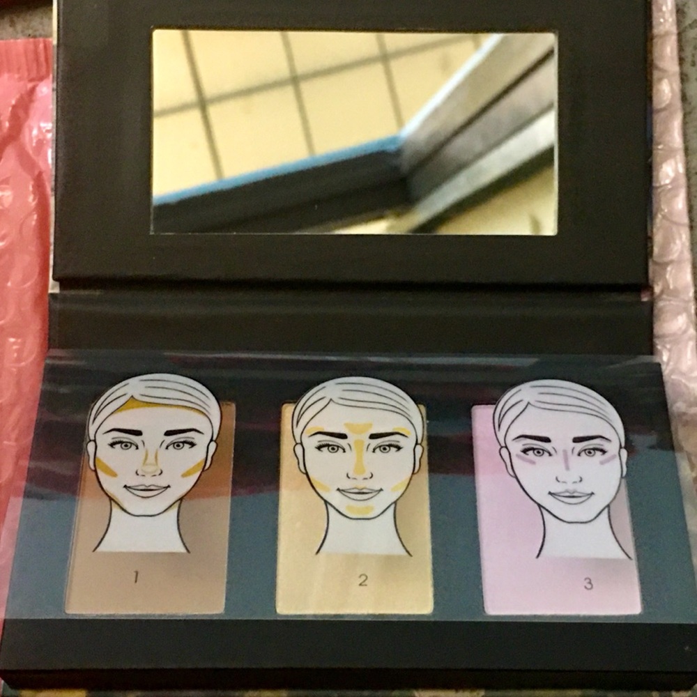 NEW: Okalan Highlighter/contour Palette